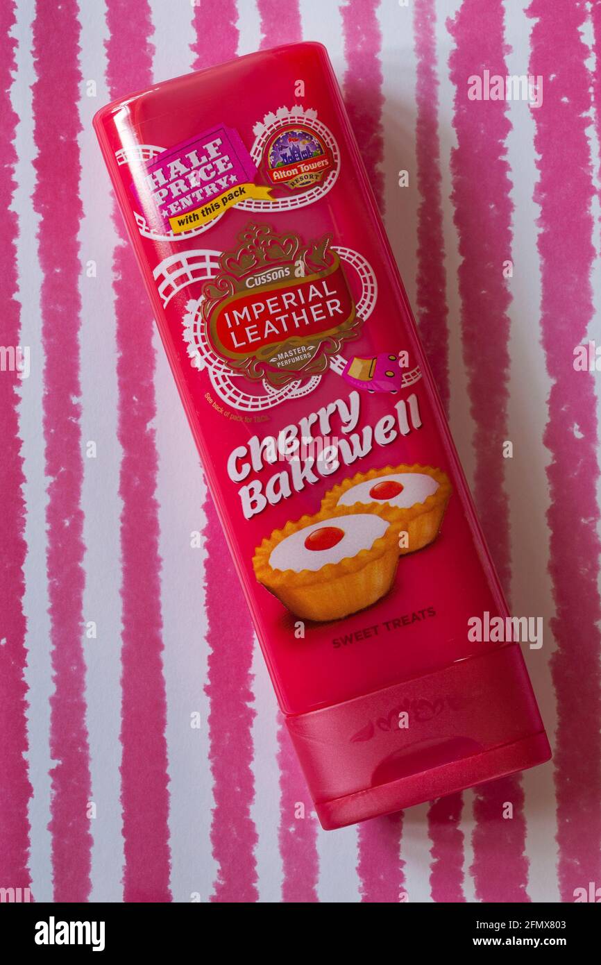 Flasche Cussons Imperial Leather Cherry Bakewell Sweet Treats Dusche Cremefarbenes Set auf rosa gestreiftem Hintergrund Stockfoto