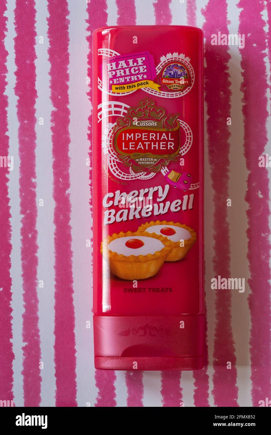 Flasche Cussons Imperial Leather Cherry Bakewell Sweet Treats Dusche Cremefarbenes Set auf rosa gestreiftem Hintergrund Stockfoto