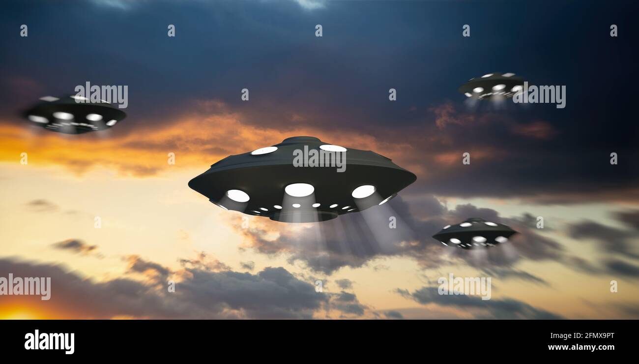 UFO-Invasion im Gange Konzept. Vier beleuchtete, nicht identifizierte fliegende Objekte greifen auf dem Hintergrund des Nachthimmels außerirdische Raumschiffe auf den Planeten E an Stockfoto