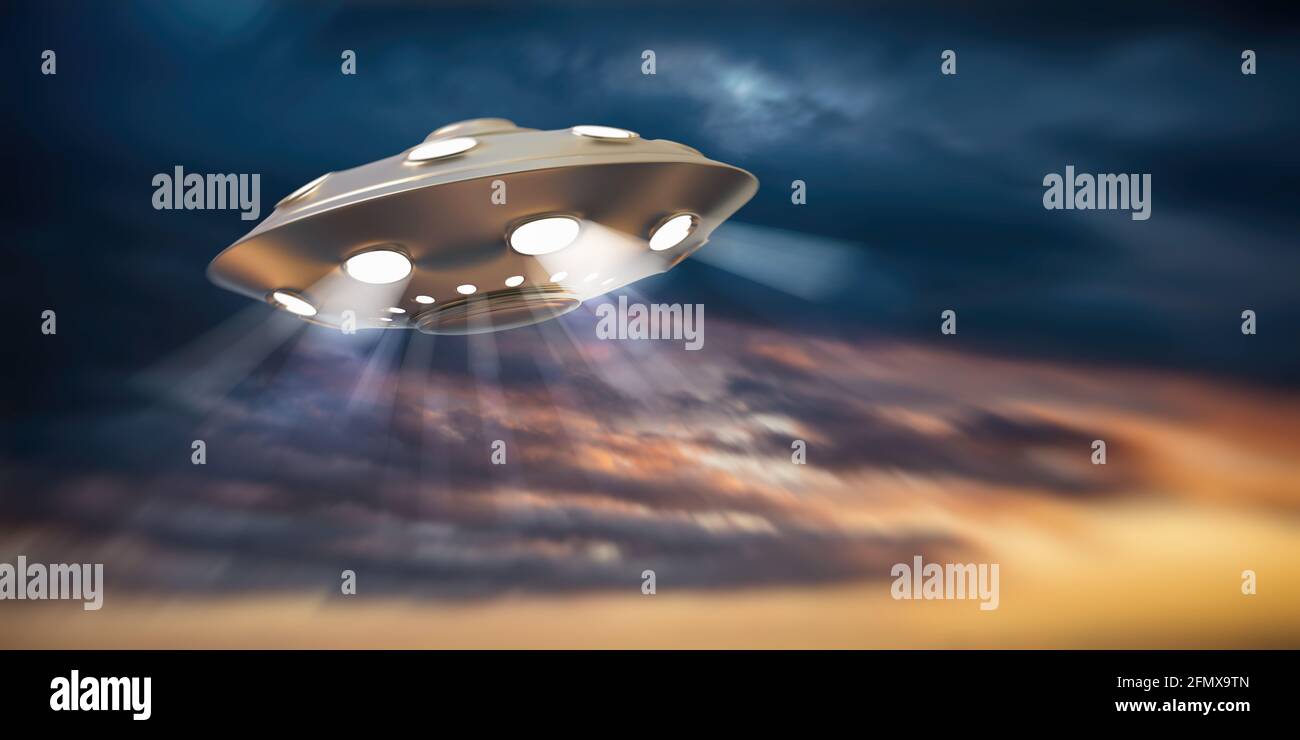 UFO-Science-Fiction-Konzept. Nicht identifiziertes fliegendes Objekt, Alien-Platte des Raumes auf bunten Nachthimmel Hintergrund. Außerirdisches Raumschiff, Lichtstrahlen erhellen Stockfoto