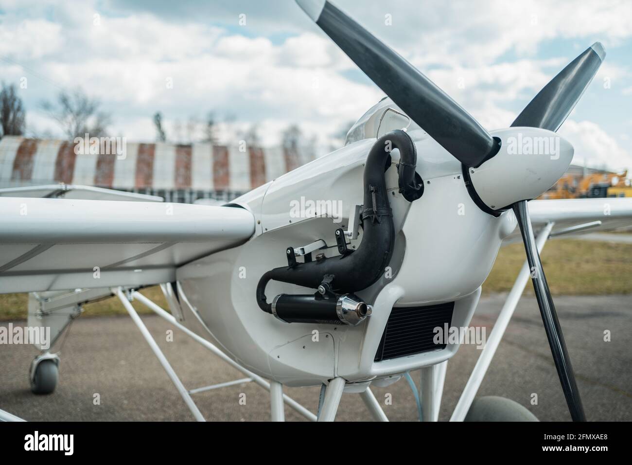 Nahaufnahme von Motor und Propeller von ferngesteuerter Funkanlage Leichtes Flugzeug Stockfoto