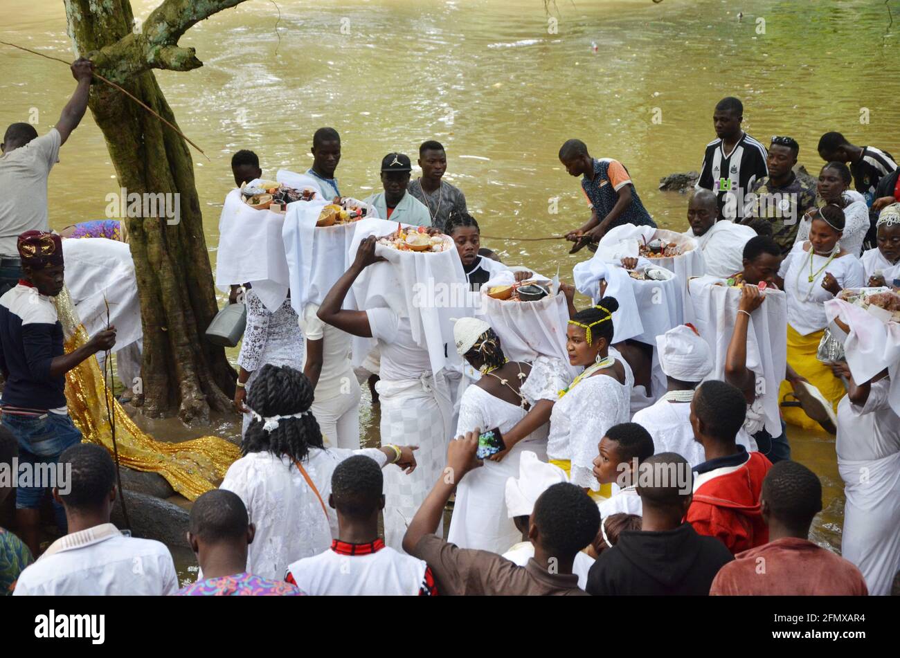 Osun Osogbo Spiritual Ecstasy: Anhänger, die Osun Göttin während des Osun Osogbo Festivals Opfer bringen. Stockfoto