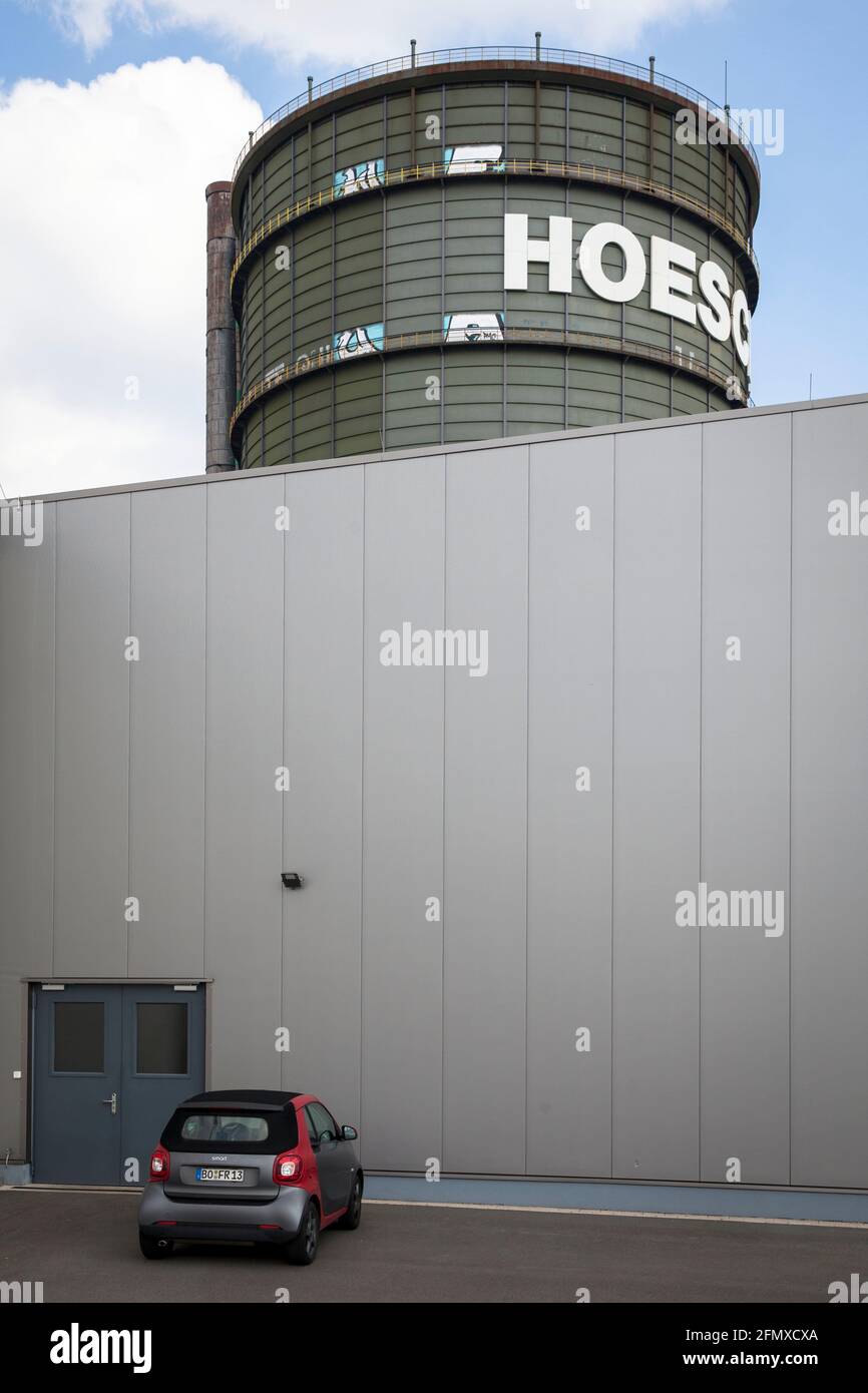 Ein geparkter Smart vor einer Halle am Gasometer der ehemaligen Hoesch-Hütte Phoenix West, Dortmund, Nordrhein-Westfalen, Deutschland. Ein geparkt Stockfoto