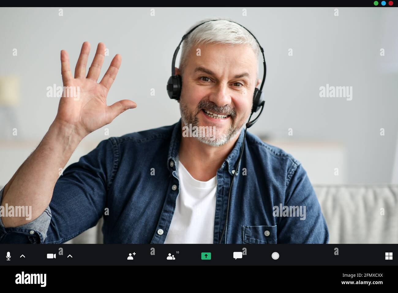 Lächelnder, leitender Mann mit Videoanruf und Headset Stockfoto