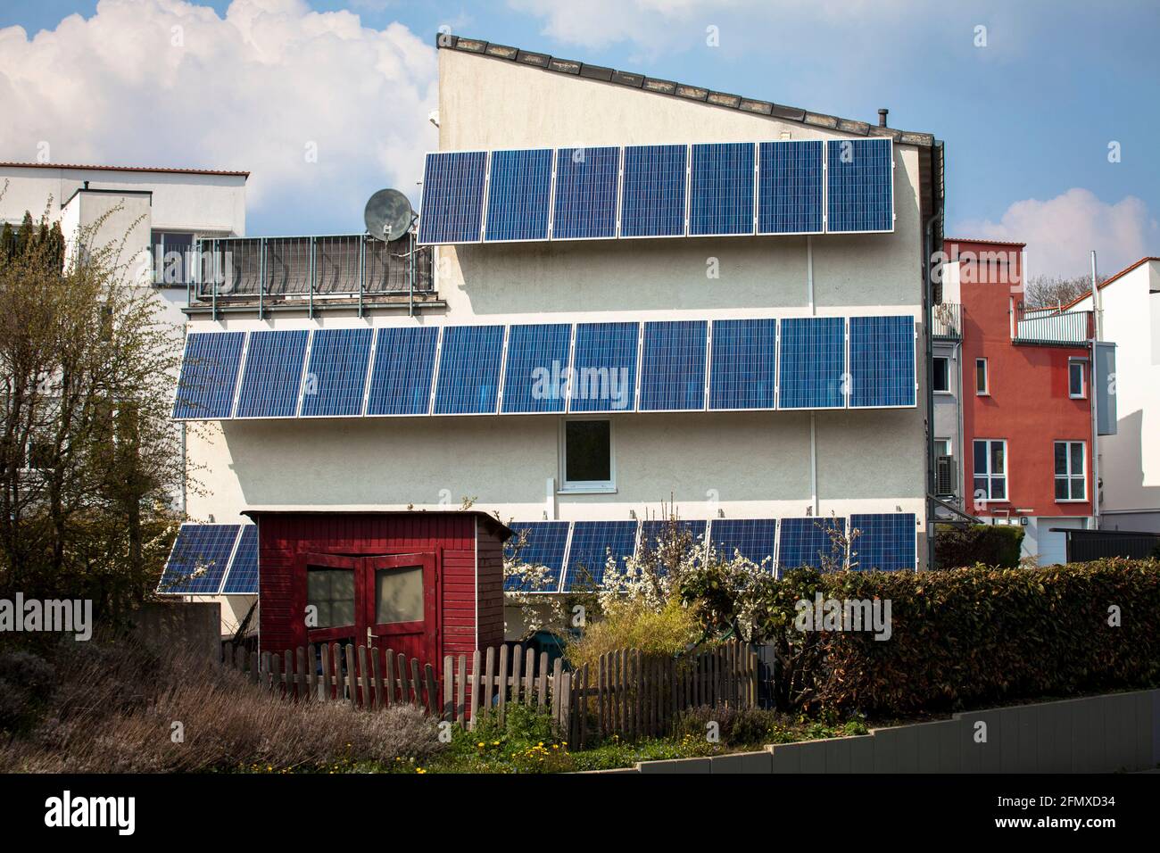 Photovoltaikmodule, Solarmodule auf einem Haus im Landkreis Eichlinghofen, Dortmund, Nordrhein-Westfalen, Deutschland. Photovoltaikanlage, Solarmodul A Stockfoto