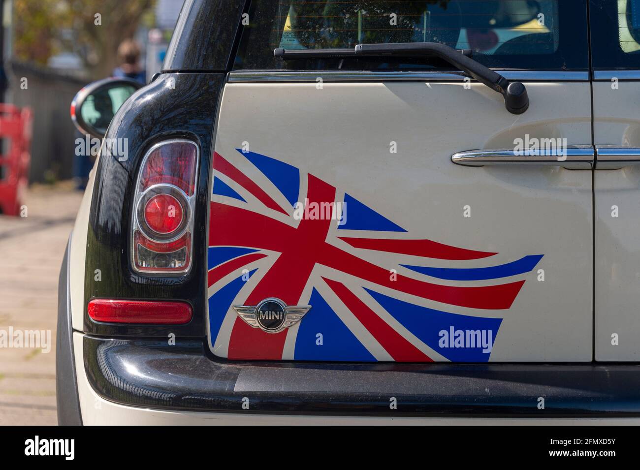 Hecktür eines Mini Cooper Autos mit einer Union Jack Flagge auf der Tür. Stockfoto