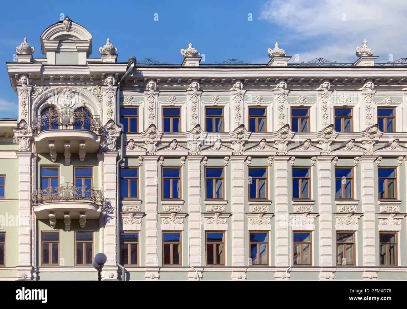 Fragment der Fassade eines Gebäudes mit Basrelief in Kasan. Russland Stockfoto