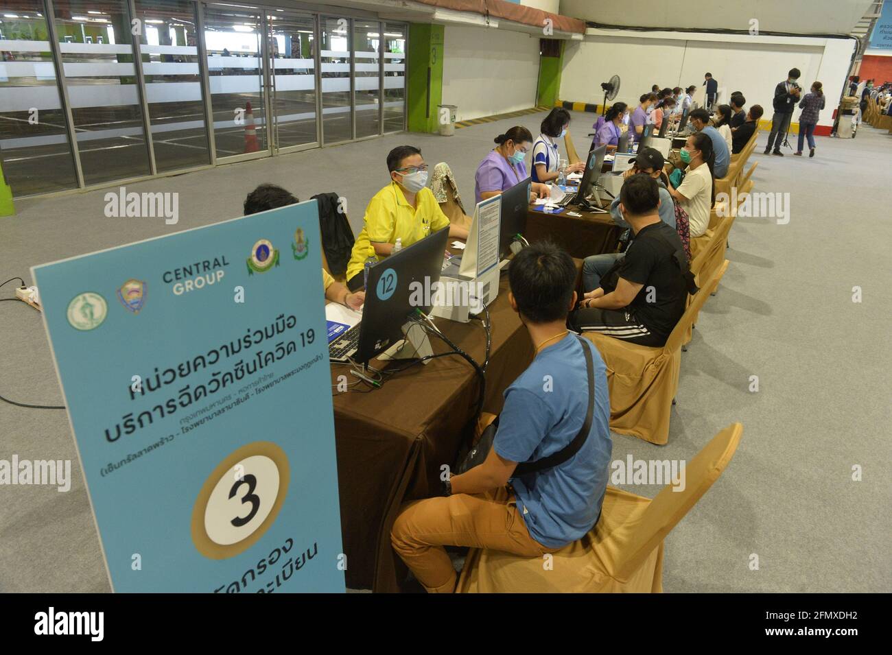 Bangkok, Thailand. Mai 2021. Lokale Bürger warten auf den COVID-19-Impfstoff, der vom chinesischen Pharmaunternehmen Sinovac in Bangkok, Thailand, am 12. Mai 2021 entwickelt wurde. Thailands Regierung ermutigt die Öffentlichkeit, COVID-19-Impfstoffe zu erhalten, da das Land bis Ende des Jahres 70 Prozent seiner fast 70 Millionen Bevölkerung impfen will. Quelle: Rachen Sageamsak/Xinhua/Alamy Live News Stockfoto