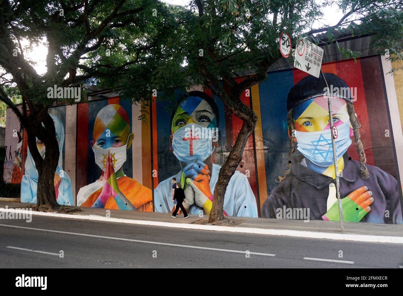 11. Mai 2021: Wandgemälde 'Coexistencia - Memorial da FÃ© for all Victims of Covid-19', vom brasilianischen Graffiti-Künstler Eduardo Kobra. Das Wandbild zeigt Kinder verschiedener Religionen in schützenden Gesichtsmasken. (Bild: © Cris FAGA/ZUMA Wire) Stockfoto