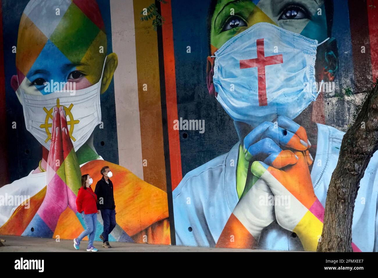 11. Mai 2021: Wandgemälde 'Coexistencia - Memorial da FÃ© for all Victims of Covid-19', vom brasilianischen Graffiti-Künstler Eduardo Kobra. Das Wandbild zeigt Kinder verschiedener Religionen in schützenden Gesichtsmasken. (Bild: © Cris FAGA/ZUMA Wire) Stockfoto