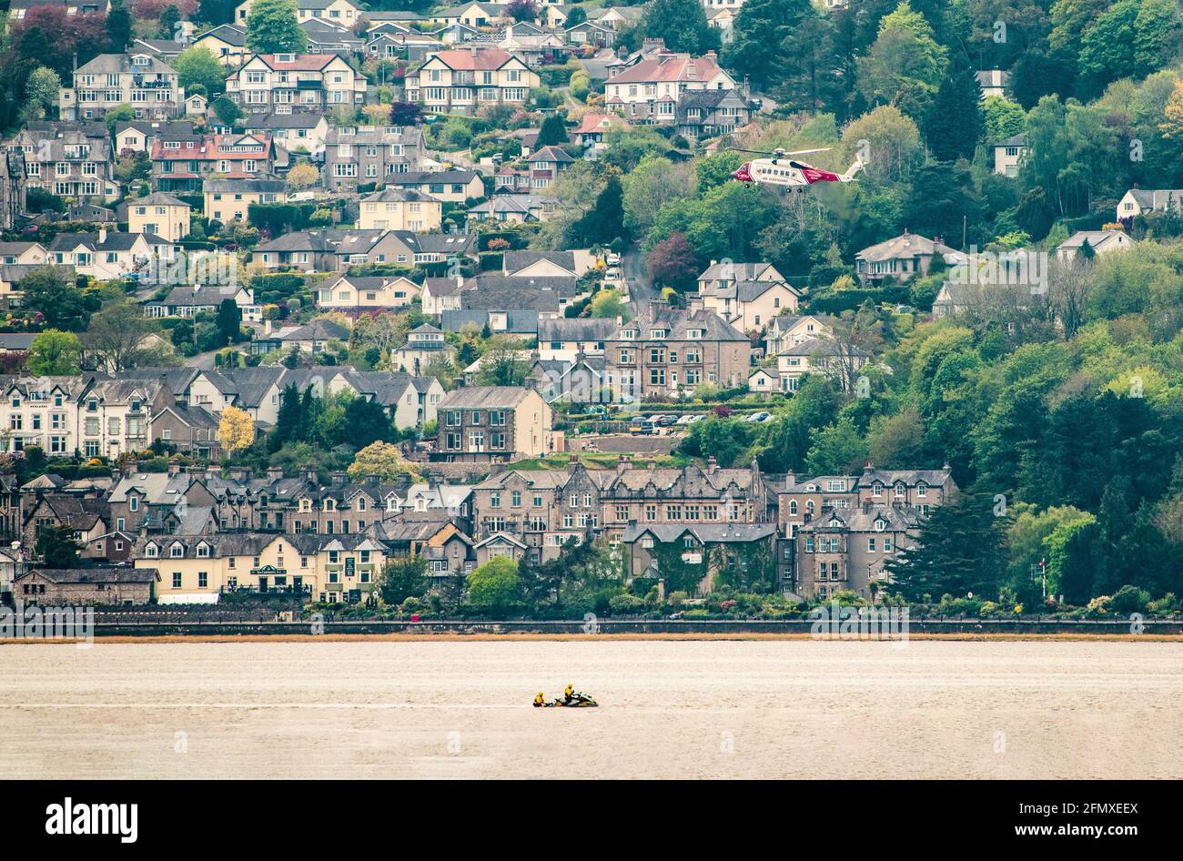 Arnside, Cumbria, Großbritannien. Mai 2021. Ein Jet-Ski von Arnside, ein Luftkissenboot und ein Rettungsboot von Morecambe und ein Hubschrauber von Carmarthen, Wales, wurden nach einem Bericht von Menschen, die auf einer Sandbank (oder möglicherweise Vögeln) in der Nähe von Grange-over-Sands, Cumbria, gefangen wurden, aktiv. Glücklicherweise stellte sich heraus, dass es die Vögel waren. Quelle: John Eveson/Alamy Live News Stockfoto