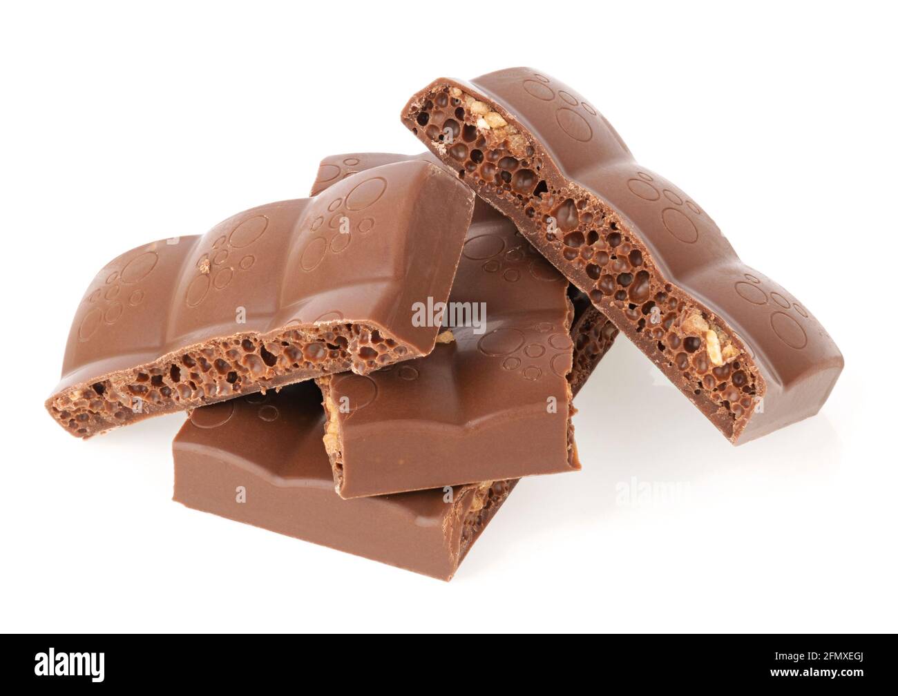 Frische leckere poröse Schokoladentafeln auf weißem Hintergrund Stockfoto