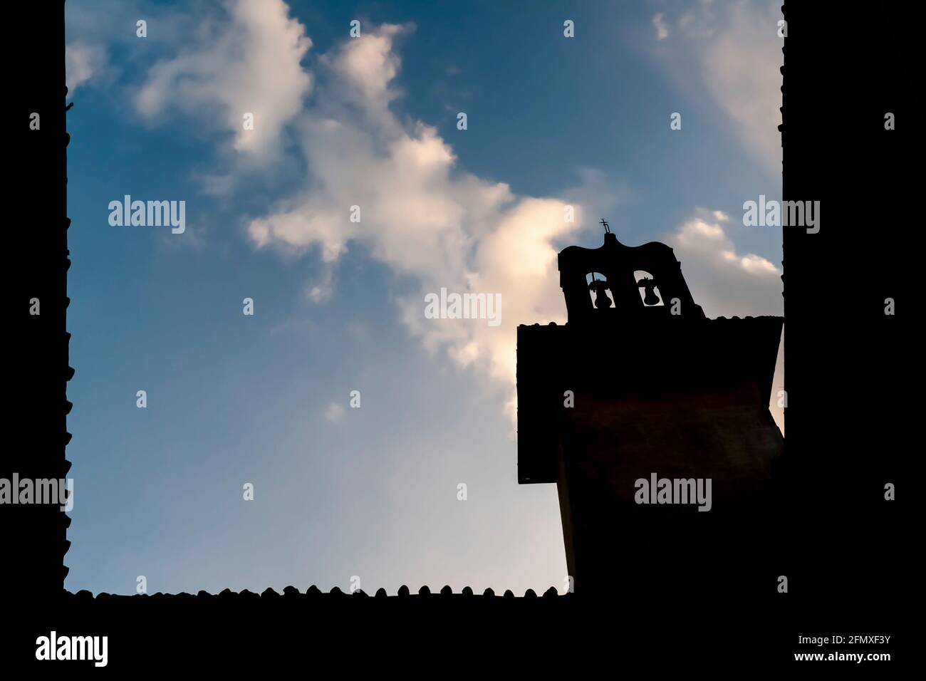 Blick von unten auf den Glockenturm auf der Piazza La Porta im historischen Zentrum von Montecastello, Pisa, Italien, gegen einen schönen Himmel Stockfoto