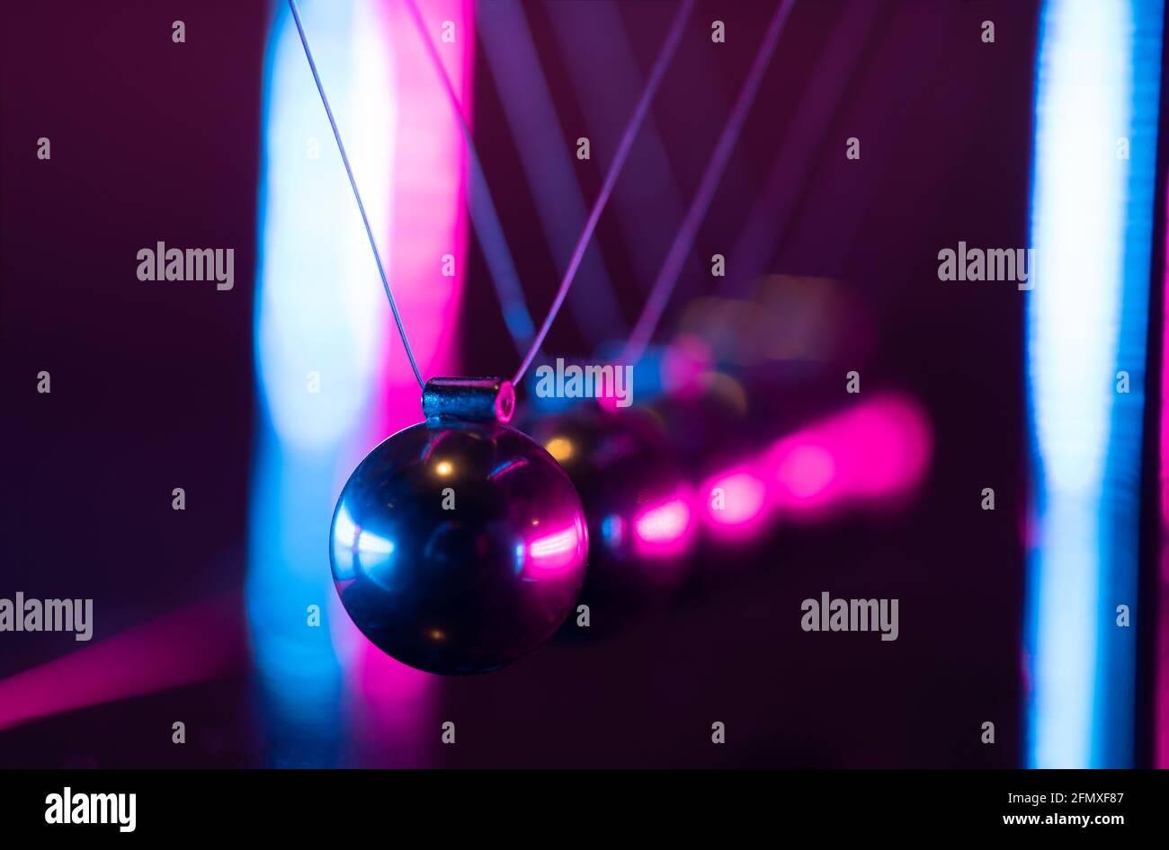 Newton-Wiege. Demonstration des Gravitations-, Aktionsprinzip und Reaktionsprinzips in der Physik. Stockfoto