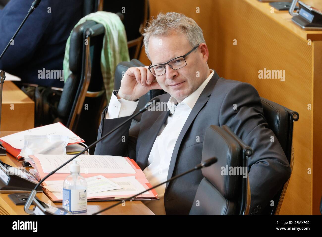 Der wallonische Minister für Klima, Mobilität, Infrastruktur und Energie, Philippe Henry, wurde während einer Plenarsitzung des wallonischen Parlaments in Namur Stockfoto