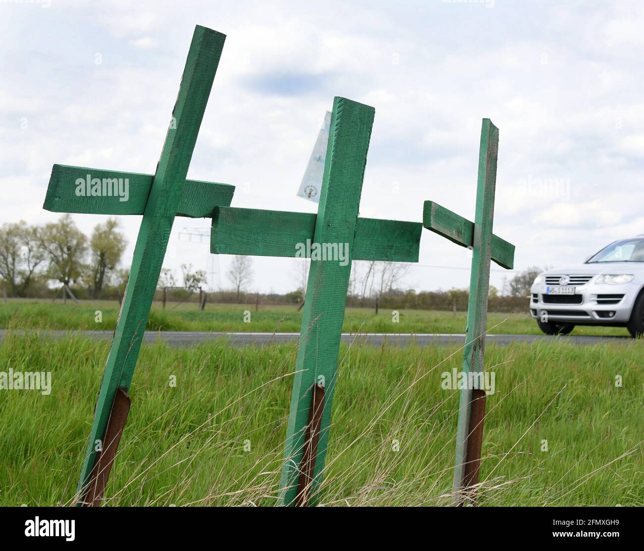 08. Mai 2021, Sachsen-Anhalt, Landstraße: Drei grüne Kreuze stehen auf  einer Landstraße in der Nähe von Oranienbaum. Die Errichtung der grünen  Holzkreuze ist eine Protestaktion der Bauern gegen die Regelungen in der