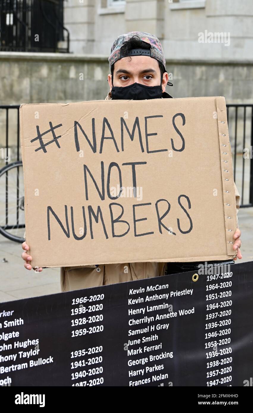 London, Großbritannien. Names Not Numbers, die Organisation, die sich an diejenigen erinnern und für diese werben will, die ihr Leben aufgrund von Regierungsnachlässigkeit und mangelndem Handeln während der COVID-19-Krise verloren haben. Gegenüber Downing Street, Westminster. Stockfoto
