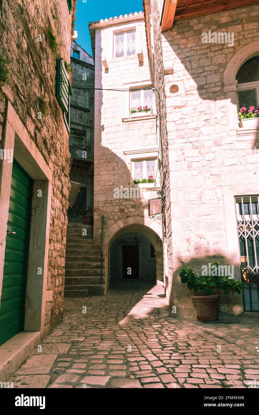 Schmale Straße und Wohngebäude in der Stadt Trogir, Dalmatien Region, Kroatien Stockfoto