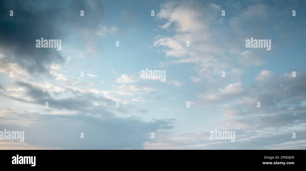 Schöner blauer Himmel mit Wolken am Abend Stockfoto