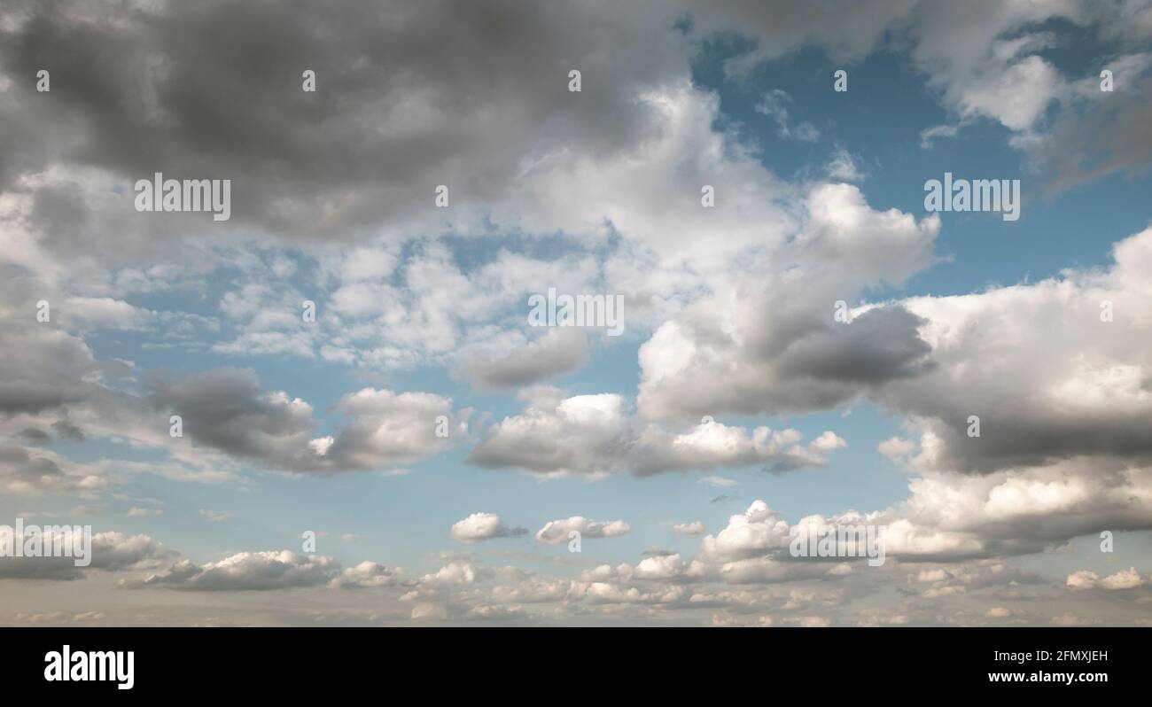 Blauer Himmel mit Wolken panorama Stockfoto