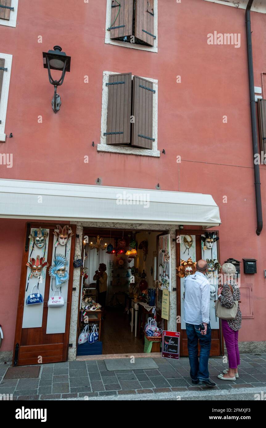 Ein venezianisches Maskengeschäft in Bardolino am Ostufer Des Gardasees in der Region Venetien im Norden Italiens Stockfoto