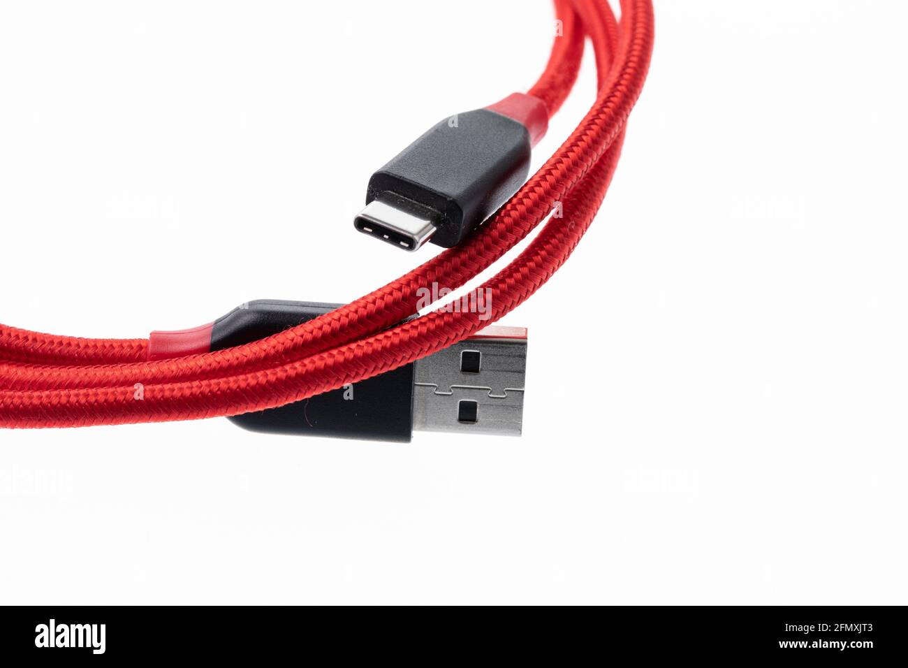 USB-Kabel Typ C in roter Farbe Stockfoto