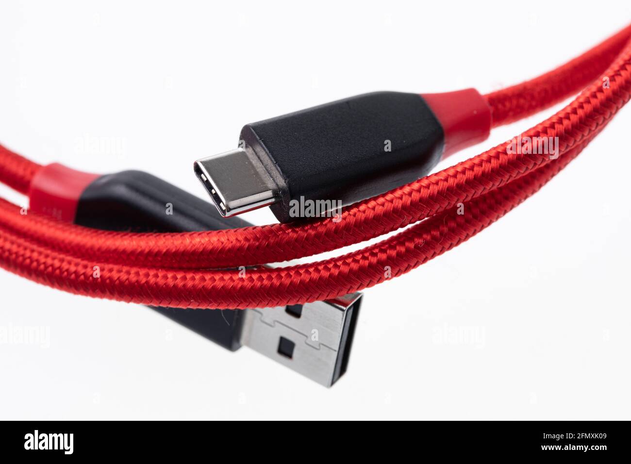 USB-Kabel Typ C in roter Farbe Stockfoto