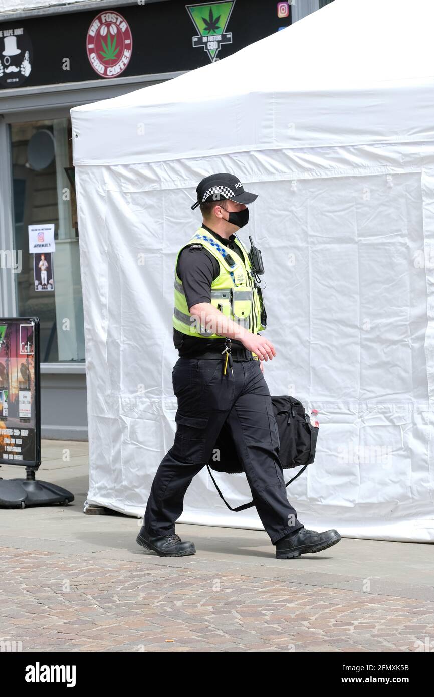 Gloucester, Gloucestershire, Großbritannien - Mittwoch, 12. Mai 2021 - die Polizei setzt ihre Suche im Clean Plate Café im Stadtzentrum fort. Beamte suchen nach Mary Bastholm, die 1968 im Alter von nur 15 Jahren vermisst wurde und möglicherweise Opfer des Serienmörders Fred West wurde. Das Foto zeigt, wie ein Polizeibeamter am Nachmittag am Tatort eintrifft. Foto Steven May / Alamy Live News Stockfoto