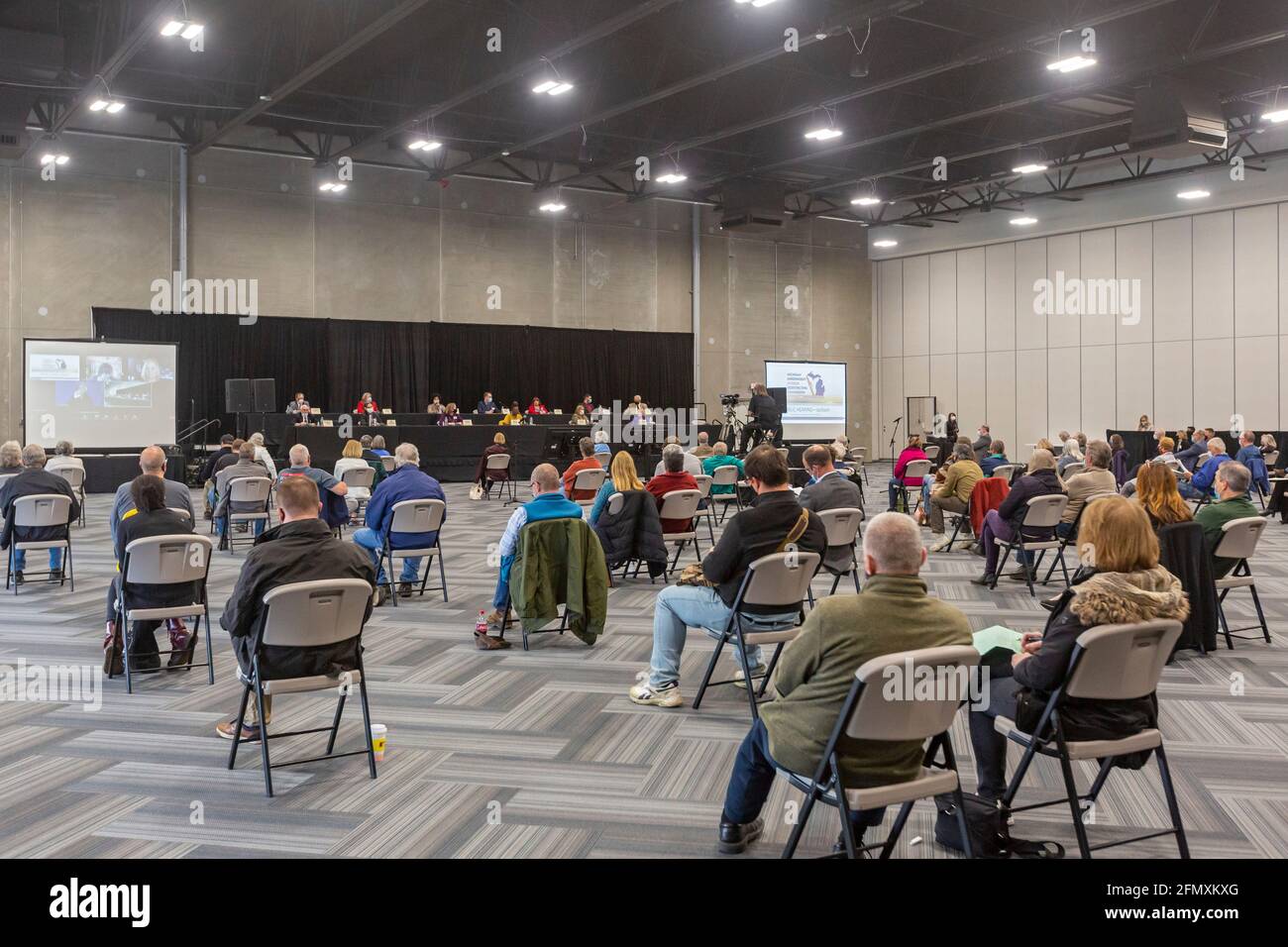 Jackson, Michigan, USA. Mai 2021. Die Independent Citizens Restricting Commission hält ihre erste öffentliche Anhörung ab, bevor sie die Karten für die Kongress- und Legislativbezirke von Michigan neu zeichnet. Die Kommission wurde von der 2018 verabschiedeten Stimmeninitiative Wähler statt Politiker ins Leben gerufen, die darauf abzielte, die Irrerei zu beenden, indem sie der Legislative die Wahlaufteilung entzog. Kredit: Jim West/Alamy Live Nachrichten Stockfoto