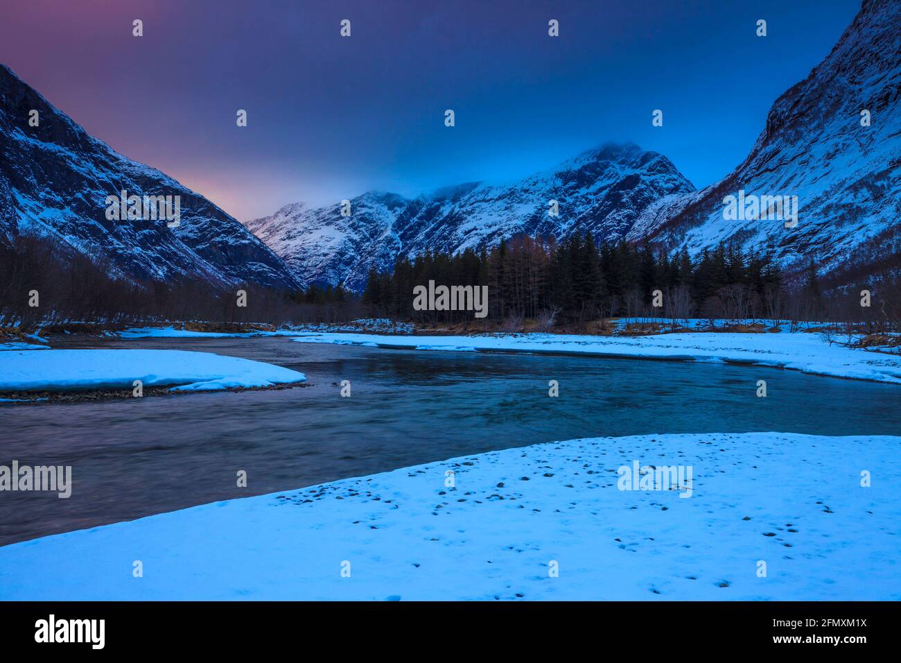 Wunderschöne Winterberglandschaft an einem Märzabend im Romsdalen Tal, Rauma kommune, Møre Og Romsdal, Norwegen, Skandinavien. Stockfoto