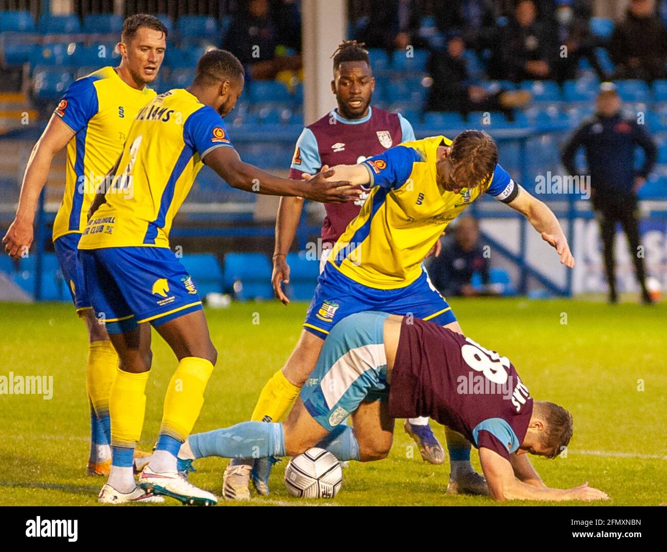 Solihull, Großbritannien. 11. Mai 2021. Unverschämter Kampf um den Ball in den letzten Momenten des Spiels während des Spiels der Vanarama National League zwischen Solihull Moors & Weymouth im SportNation.be-t-Stadion in Solihull, England Credit: SPP Sport Press Photo. /Alamy Live News Stockfoto