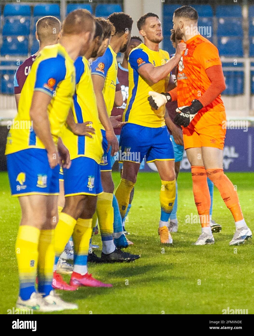 Solihull, Großbritannien. Mai 2021. James Ball (Solihull Moors #18) und Ethan Ross (Weymouth #29 ) prallen in den letzten Momenten des Spiels während des Spiels der Vanarama National League zwischen Solihull Moors und Weymouth im SportNation.bet Stadium in Solihull, England Credit: SPP Sport Press Foto. /Alamy Live News Stockfoto