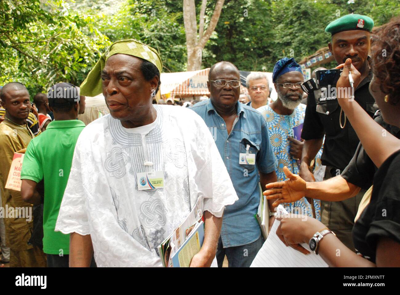 Osun Osogbo: Chef Adebayo Faleti mit anderen Yoruba-Würdenträgern im Osun Osogbo Grove während des Festivals. Stockfoto