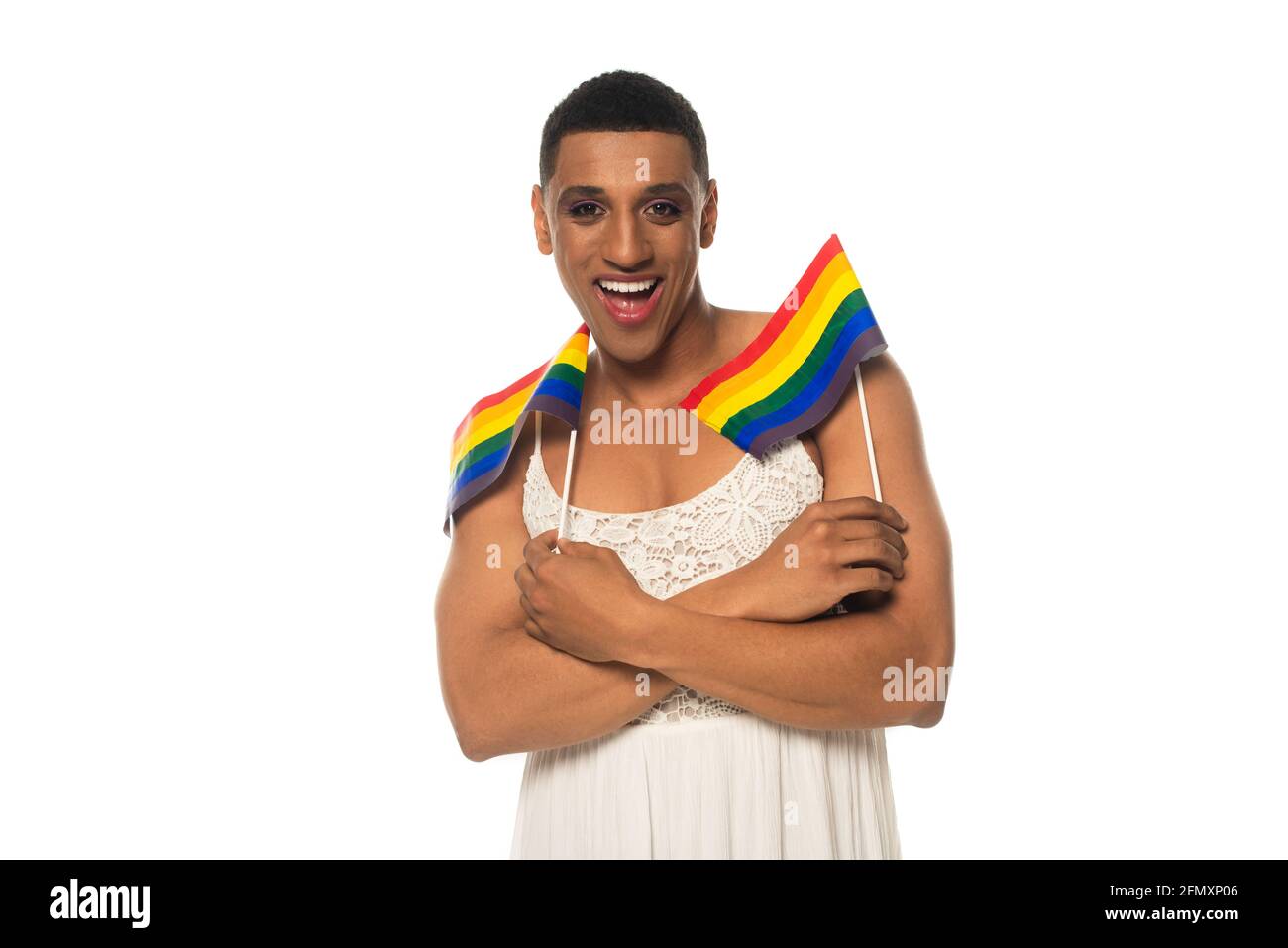 Glücklicher afroamerikanischer Transvestit-Mann in lgbt-Flaggen Isoliert auf Weiß Stockfoto