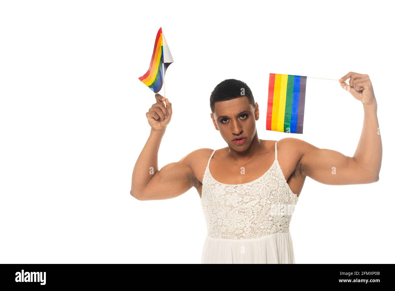 afroamerikanischer Transgender-Mann, der die Kamera anschaut, während er lgbt hält Flaggen auf Weiß isoliert Stockfoto