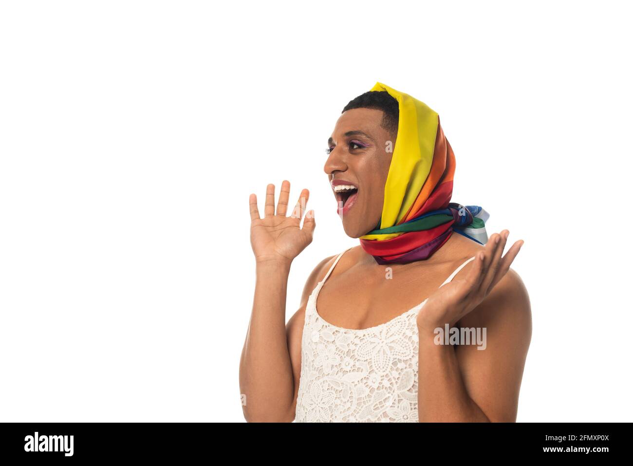 Erstaunter afroamerikanischer androgyner Mann in lgbt-Farben-Kopftuch Zeigt Wow-Geste isoliert auf Weiß Stockfoto