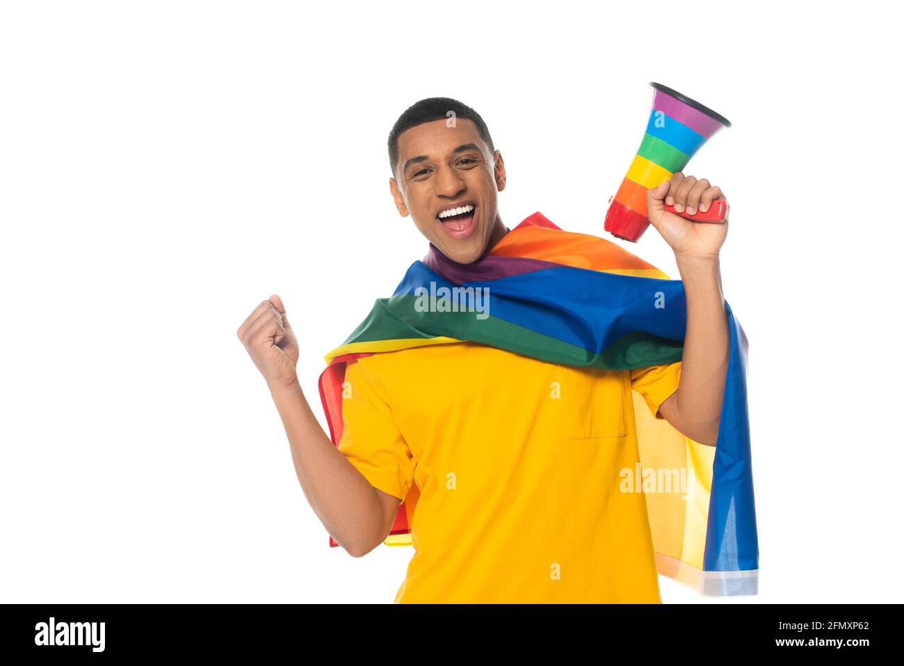 Aufgeregter afroamerikanischer Mann mit lgbt-Flagge und Megaphon regenbogenfarben, die eine auf Weiß isolierte Win-Geste zeigen Stockfoto