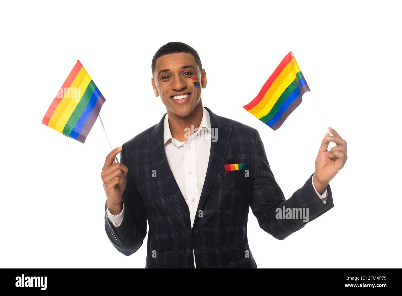 afroamerikanischer schwuler Mann mit lgbt-Fahnen, während er lächelt Kamera auf Weiß isoliert Stockfoto