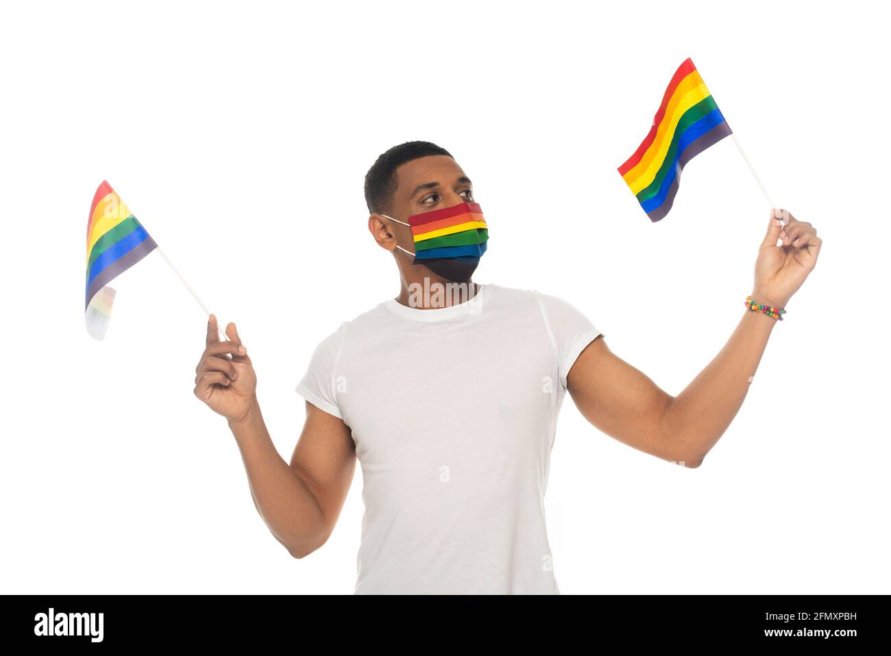 afroamerikanischer Mann mit lgbt-Fahnen in Regenbogenfarben Medizinische Maske auf weiß isoliert Stockfoto