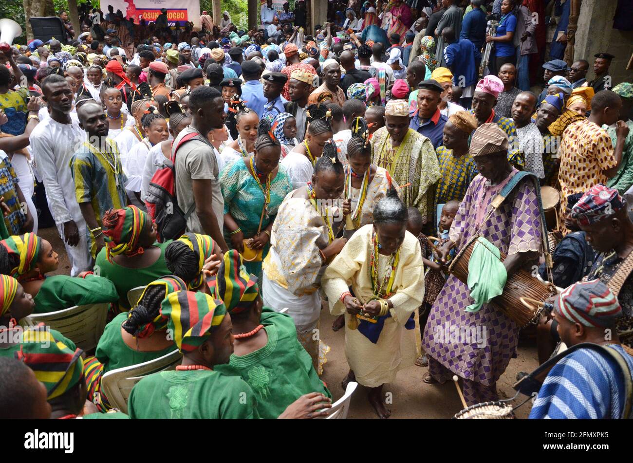 Osun Osogbo: Iya Osun tanzt mit anderen Gläubigen während des Osun Osogbo Festivals. Stockfoto