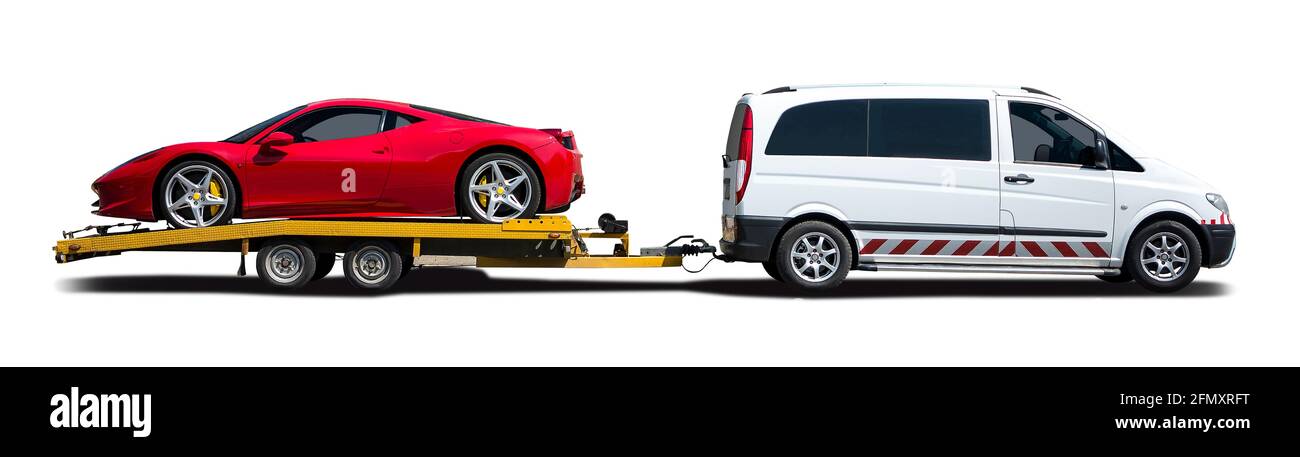 Weißer Van mit rotem Ferrari, Seitenansicht isoliert auf weißem Hintergrund Stockfoto