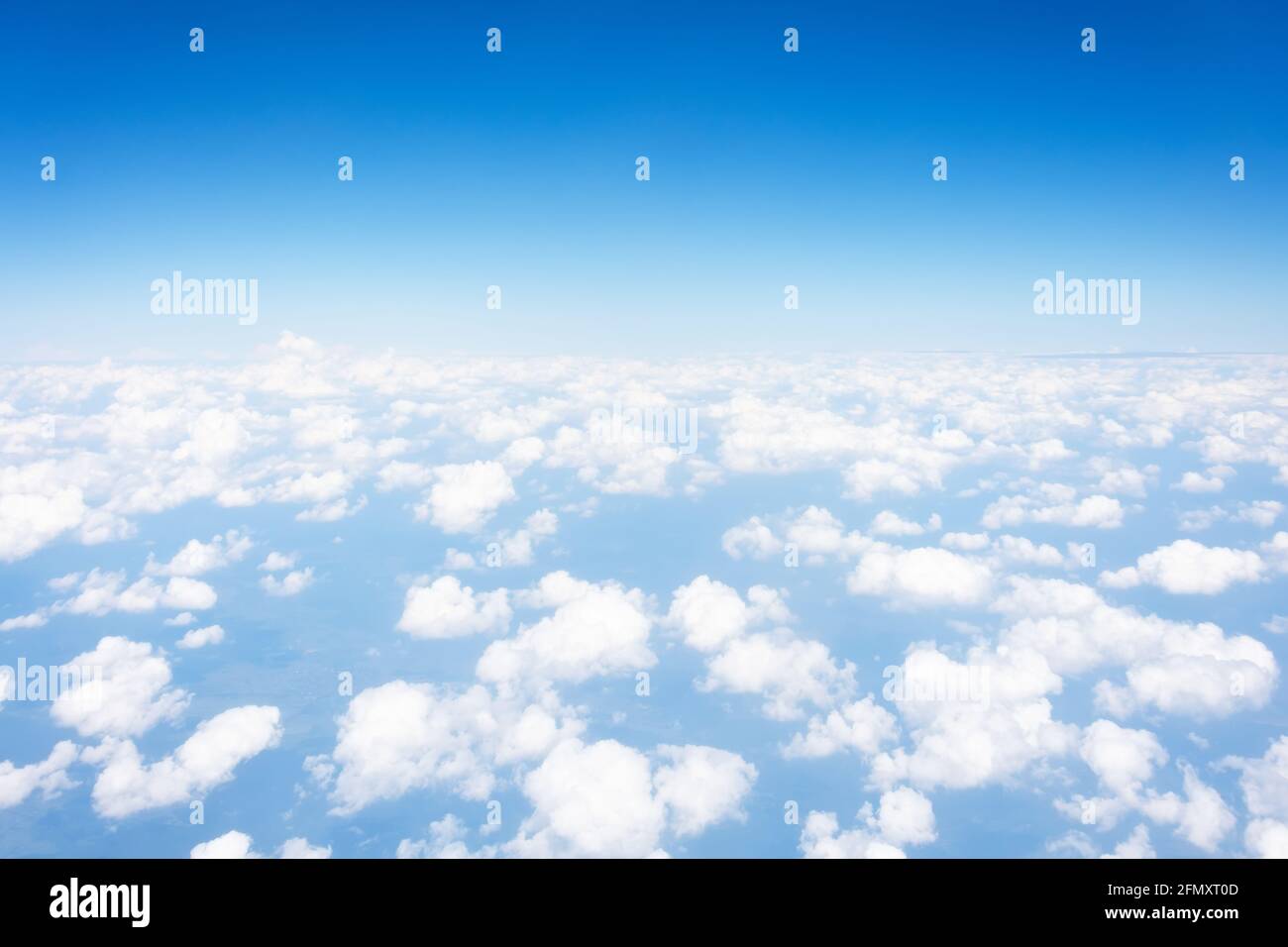 Panoramablick auf die Wolken aus der Höhe, Sommerzirkulation der Troposphäre, schönes Wetter Stockfoto