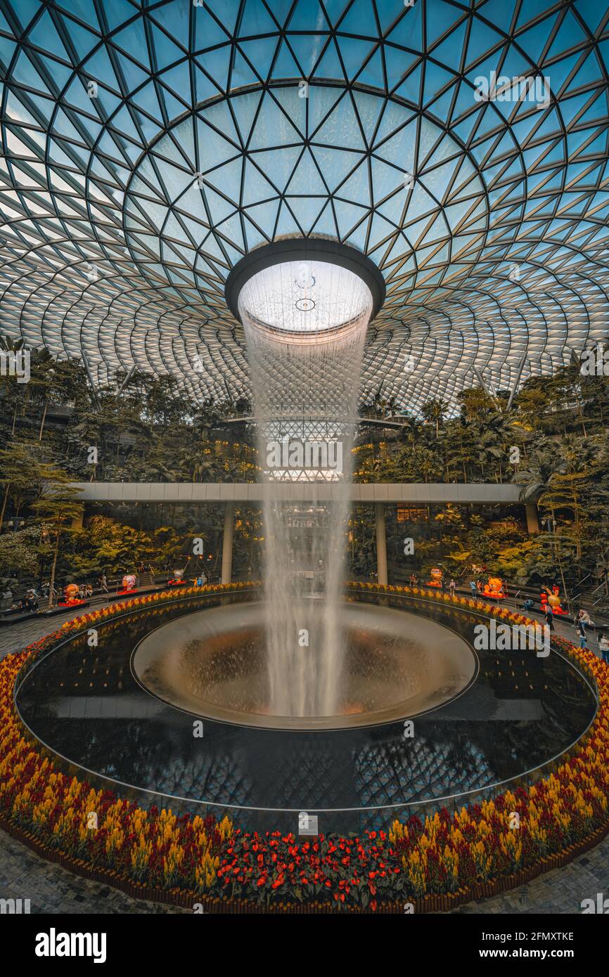 Künstliche Wasserfallstruktur im Jewel Terminal im Changi Airport Singapur Stockfoto