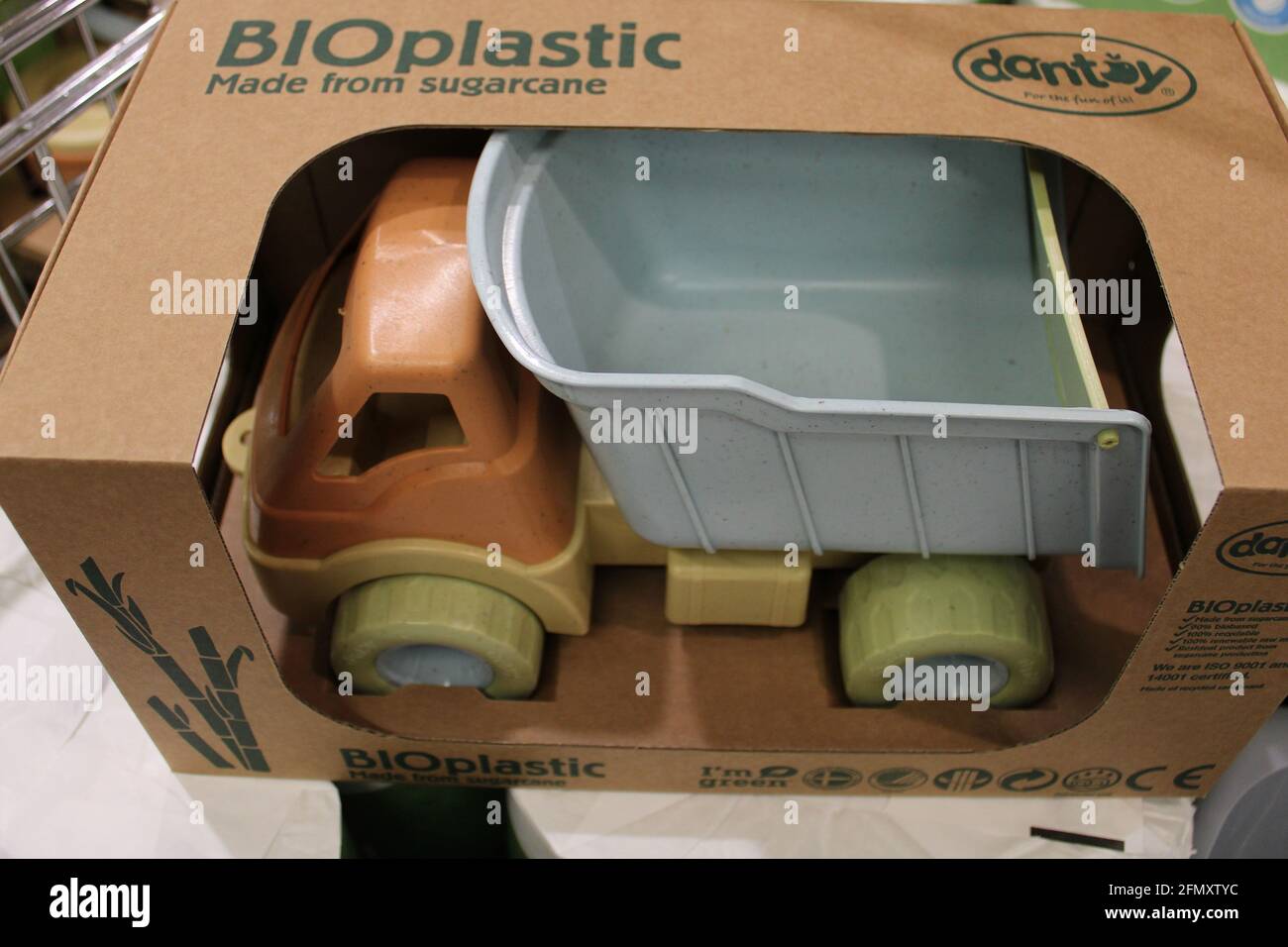 Bio-Kunststoff-Zuckerrohr umweltfreundliche Spielzeug-LKW von Dantoy aus Dänemark hergestellt Stockfoto