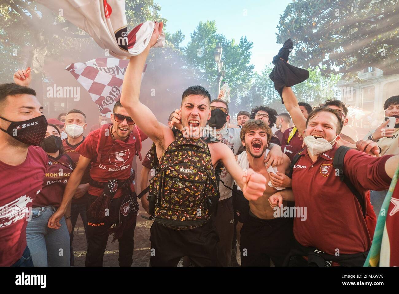 Fans von Salernitana feiern am 10. Mai 2021 in Salerno, Italien, die Beförderung zur Serie A in den Straßen der Stadt. Salernitana ist zum ersten Mal seit 23 Jahren in die Serie A, Italiens führende Fußballliga, aufgestiegen, nachdem sie Pescara 0-3 von zu Hause aus besiegt hatte Stockfoto