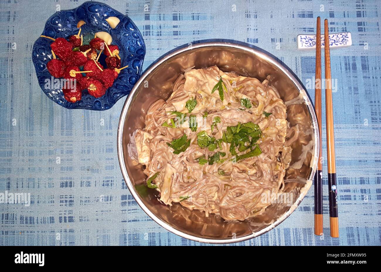 Buchweizen-Spaghetti mit Sojacreme und Pilzen Stockfoto