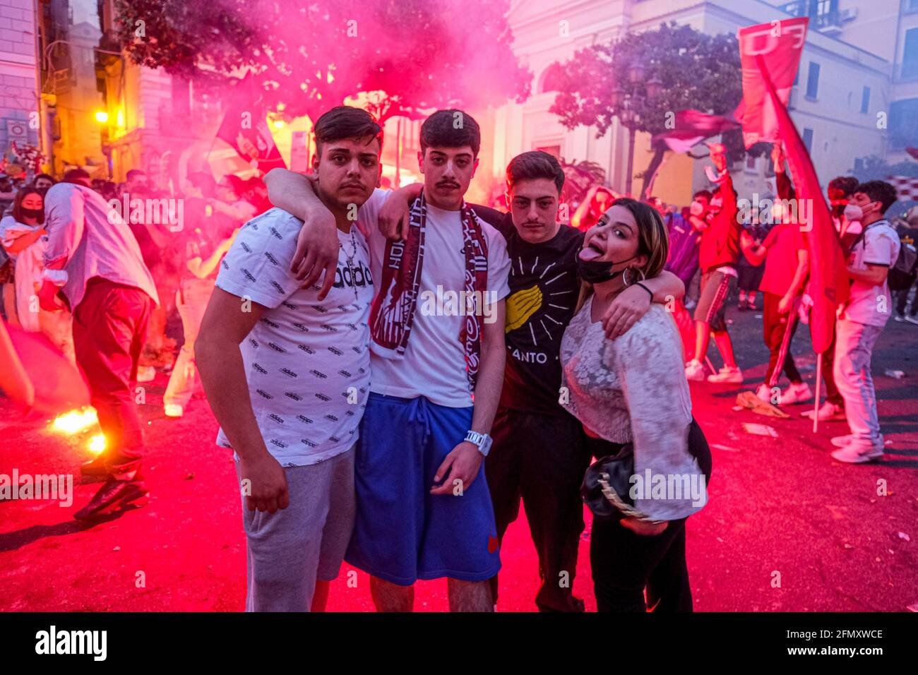 Fans von Salernitana feiern am 10. Mai 2021 in Salerno, Italien, die Beförderung zur Serie A in den Straßen der Stadt. Salernitana ist zum ersten Mal seit 23 Jahren in die Serie A, Italiens führende Fußballliga, aufgestiegen, nachdem sie Pescara 0-3 von zu Hause aus besiegt hatte Stockfoto