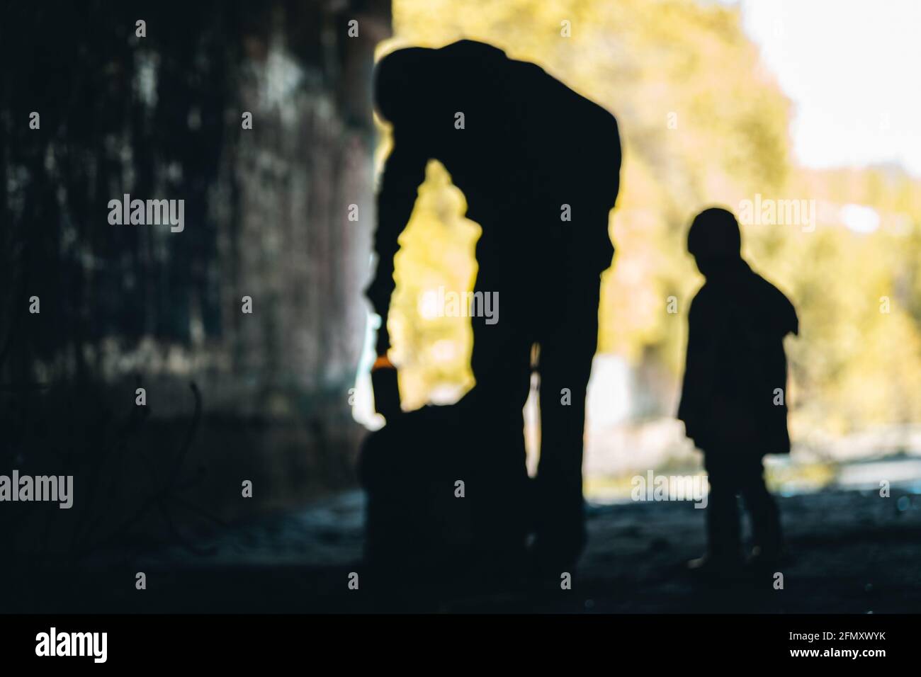 Armer Bettler mit Sohn oder Tochter, der Flaschen sammelt Kaufen Sie Lebensmittel Stockfoto