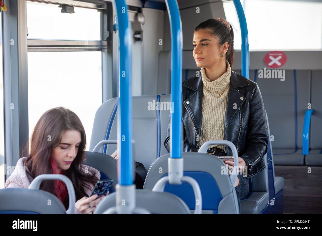 Zwei junge Frauen, die mit dem Bus unterwegs sind Stockfoto