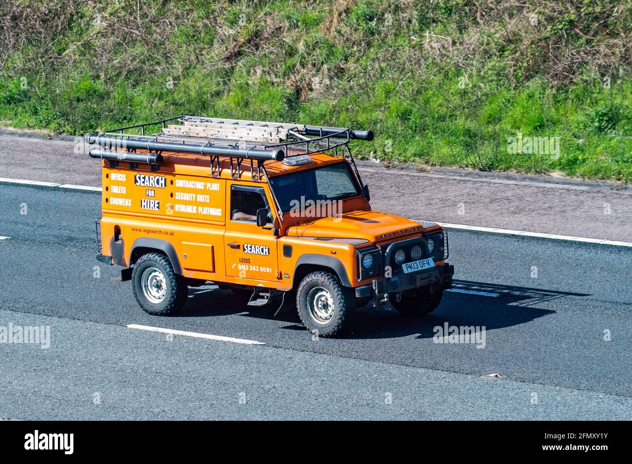 2013 orange William G Search Limited Land Rover LCV-Transporter; Fahrzeugverkehr, Fahrzeuge, Autos, Fahrzeuge, die auf britischen Straßen fahren, Motoren, auf der Autobahn M6, britisches Straßennetz. Stockfoto
